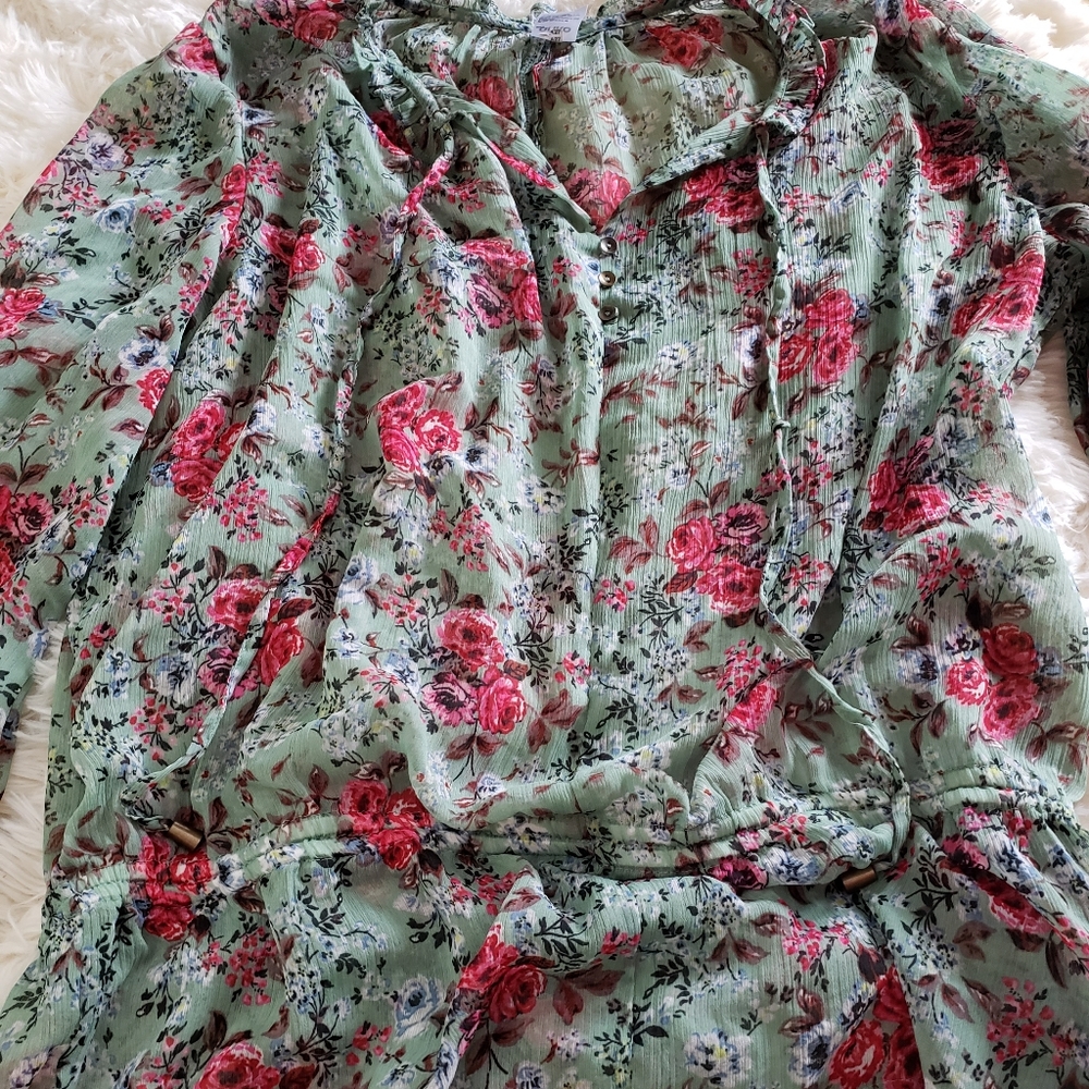 TRENDY: Lightweight Floral Longsleeve